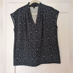 Ann Taylor Women's Large V-neck Short Sleeve Top Navy Blue White Dots EUC